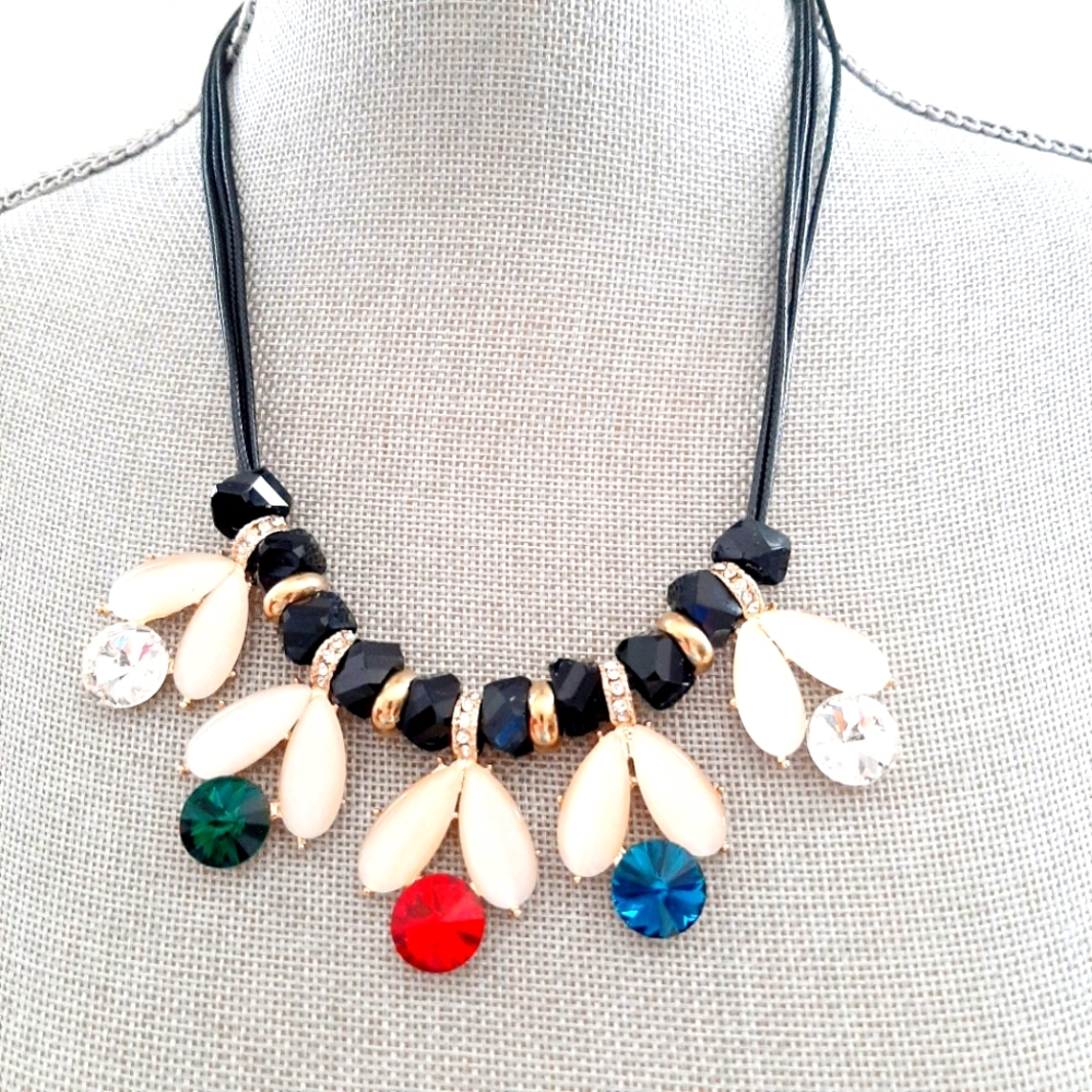 Chic Statement Necklace - Picture 3 of 6